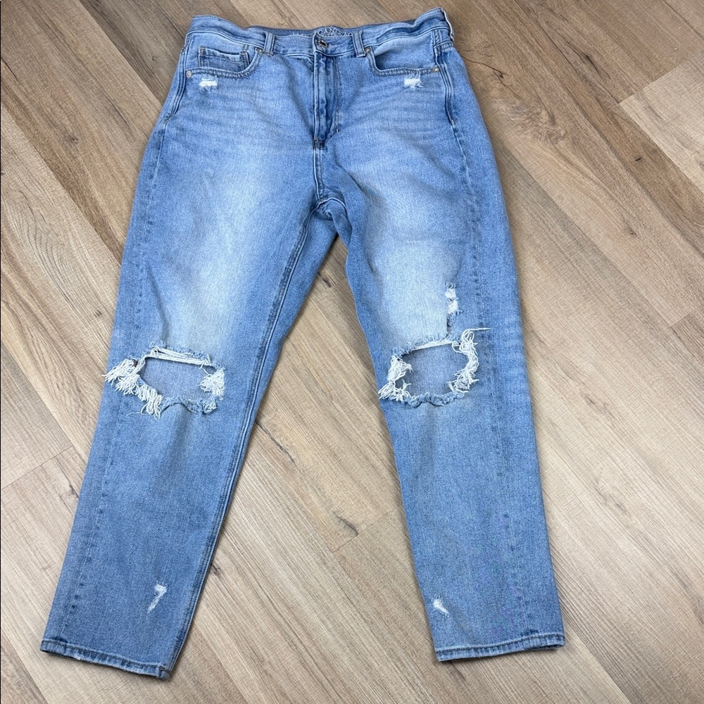 American‎ Eagle Light Blue Distressed Mom Jean. Size 8